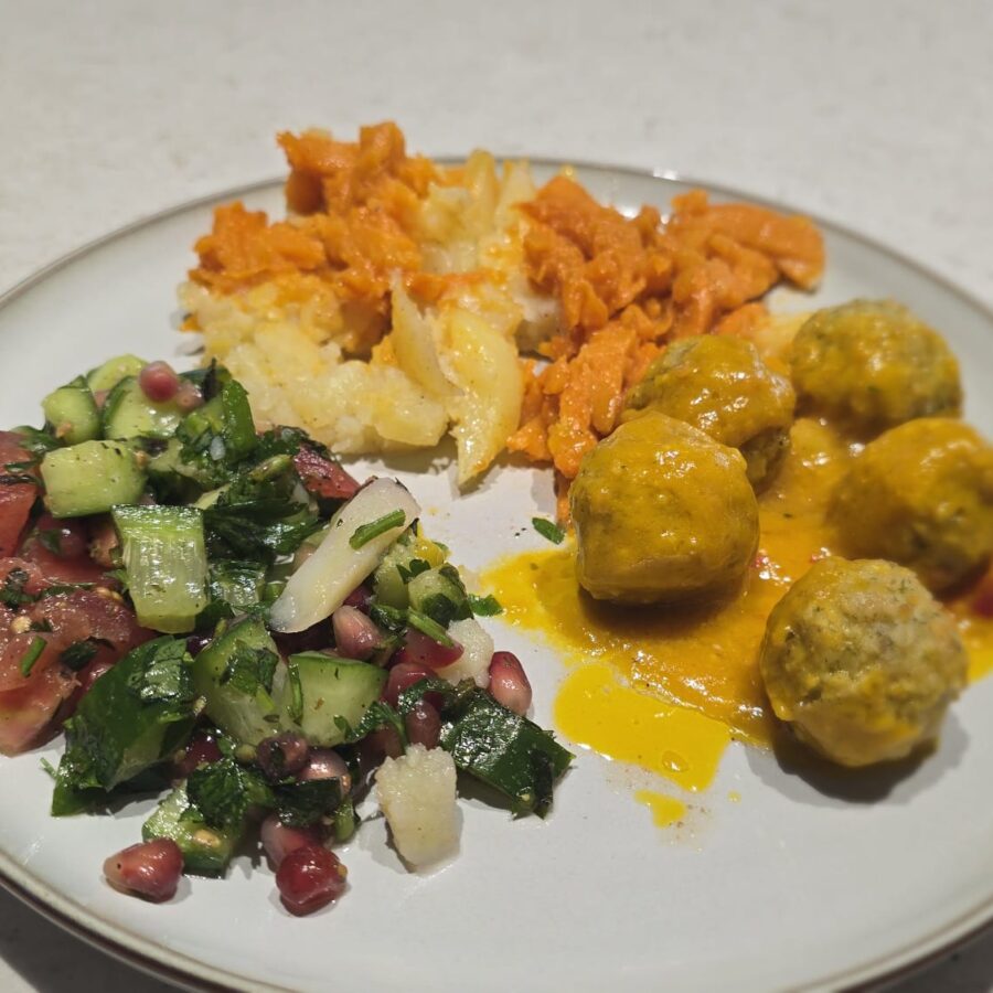 Falafele z sosem amba, miks batatów i ziemniaków, sałatka izraelska z granatem