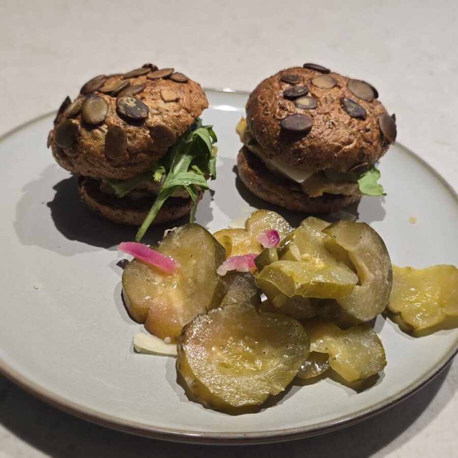 Drobiowy burger z serem cheddar, sałatą i dipem czosnkowym, surówka z ogórków kiszonych z cebulką