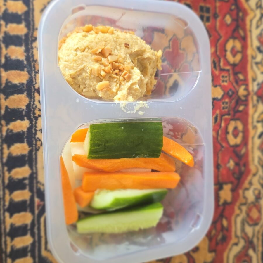 Hummus orzechowy, słupki warzyw