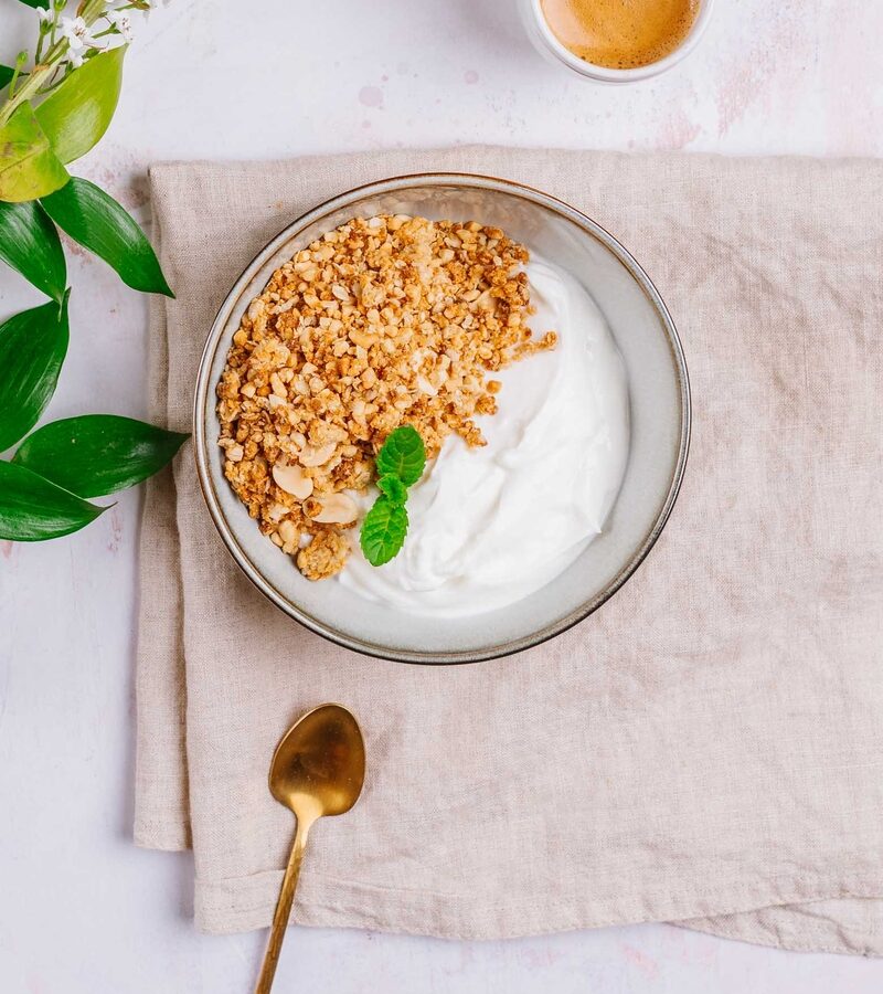 Proteinowa granola z orzechami, skyr naturalny