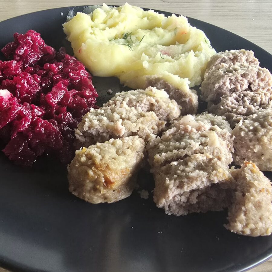 Tradycyjny kotlet mielony, ziemniaki z koperkiem, buraczki