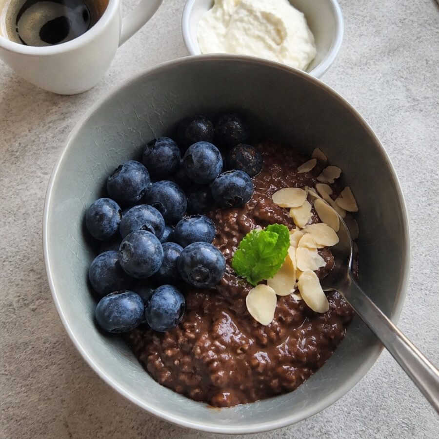 Czekoladowa owsianka bez cukru, krem mascarpone, borówki