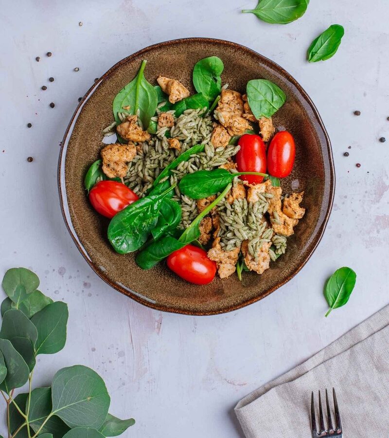 Sałatka z pełnoziarnistym orzo w pesto bazyliowym, kurczakiem, pomidorkami i szpinakiem baby