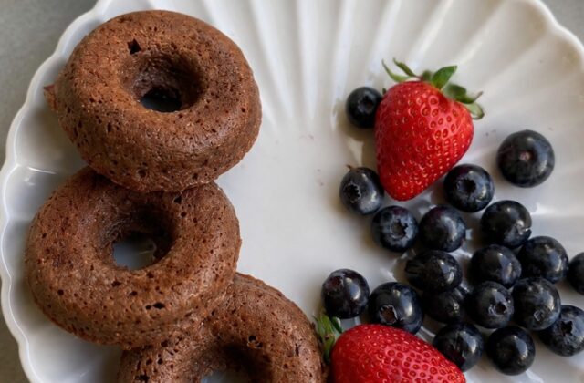 Czeko donuty twarogowe, sos waniliowy, truskawki, borówki