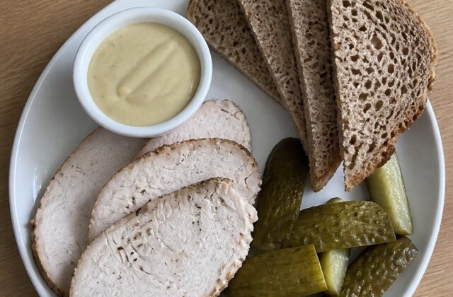 Zestaw śniadaniowy: pieczony schab, sos musztardowy, chleb żytni, ogórki kiszone