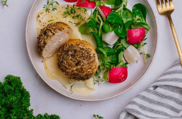 Bułeczka z ziołami prowansalskimi z pesto pietruszkowym i serem Królewskim, rzodkiewka