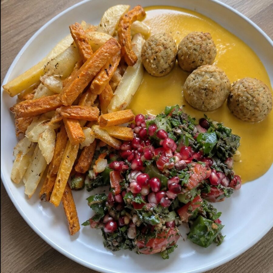 Falafele z sosem amba, miks batatów i ziemniaków, sałatka izraelska z granatem