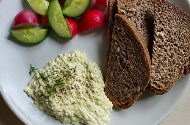 Pasta jajeczna z koperkiem, chleb ze słonecznikiem, rzodkiewka i ogórek