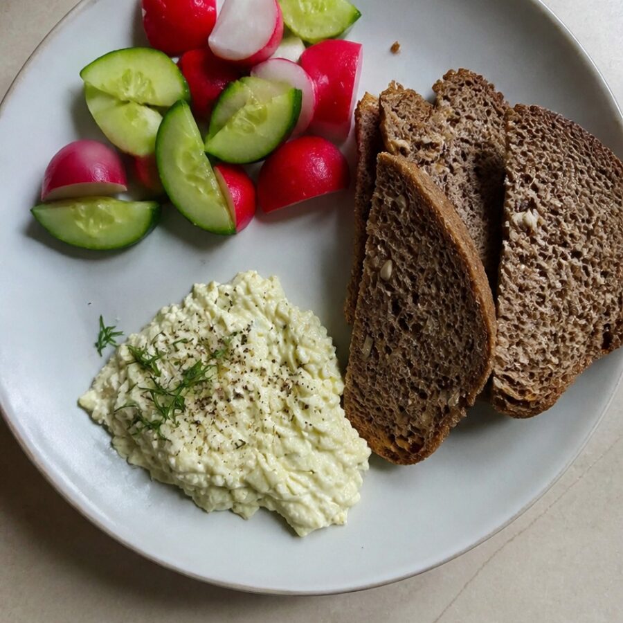 Pasta jajeczna z koperkiem, chleb ze słonecznikiem, rzodkiewka i ogórek