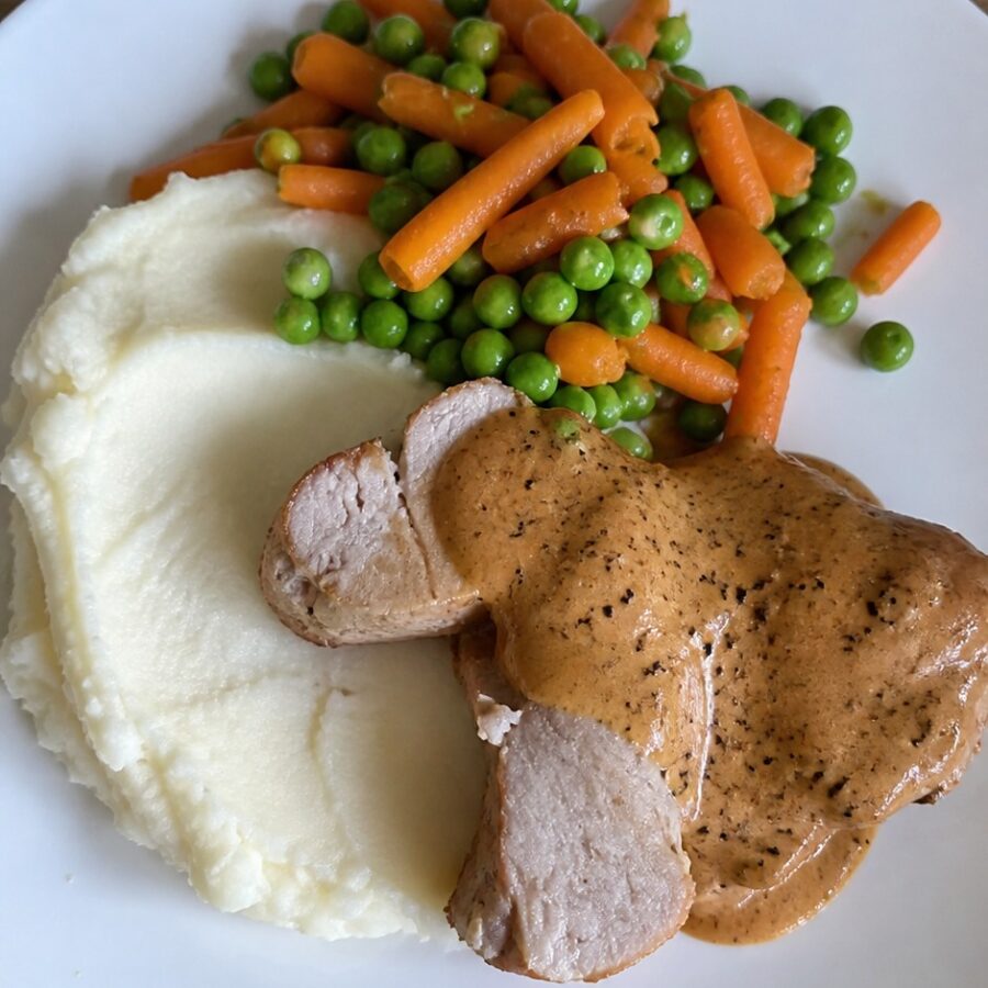 Polędwiczki wieprzowe w sosie z suszonych pomidorów, puree pietruszkowe, marchewka z groszkiem