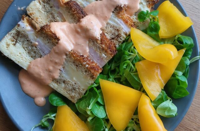 Tost francuski z szynką i serem, roszponka, papryka, sos pomidorowo-majonezowy