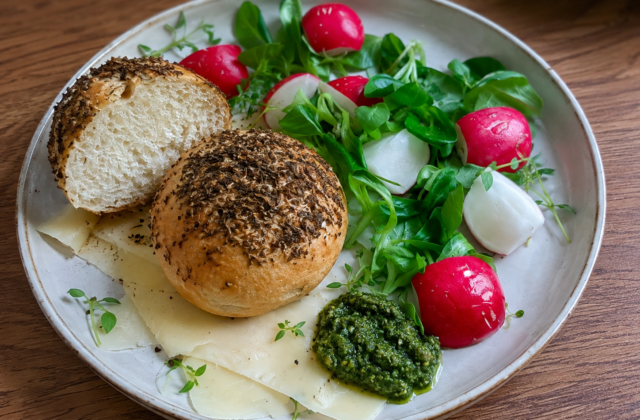 Bułeczka z ziołami prowansalskimi z pesto pietruszkowym i serem Królewskim, rzodkiewka
