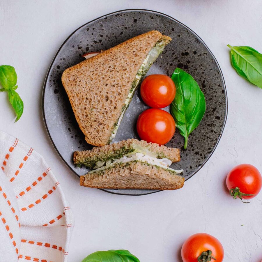 Kanapka razowa z pesto bazyliowym, szynką z indyka i serem Mazdamer, pomidorki