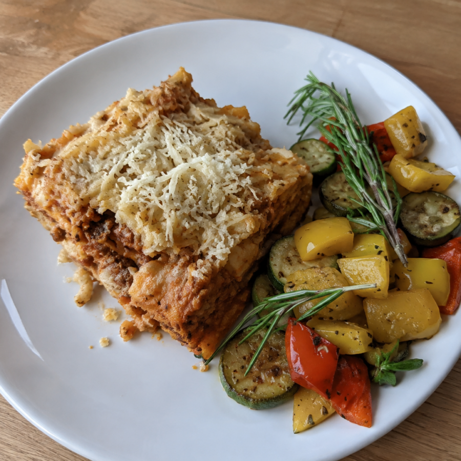 Roślinna lasagne bolognese weganese, pieczone warzywa w kremie balsamicznym