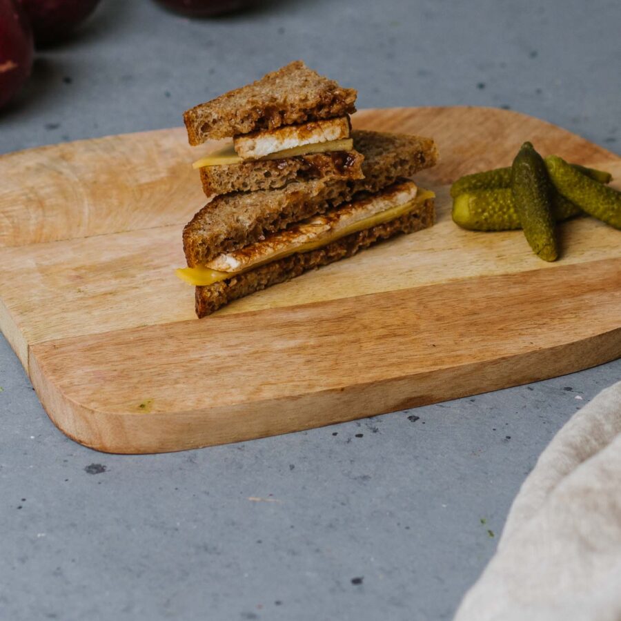 Kanapka razowa z powidłami śliwkowymi, serem cheddar i kurczakiem BBQ, pikle