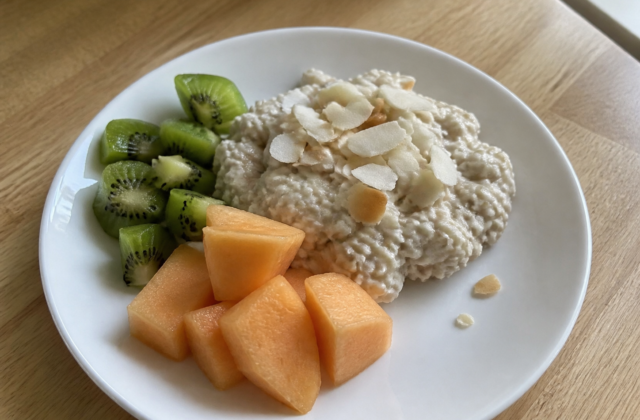 Tropikalna owsianka na płatkach górskich, jogurt kokosowy, melon i kiwi