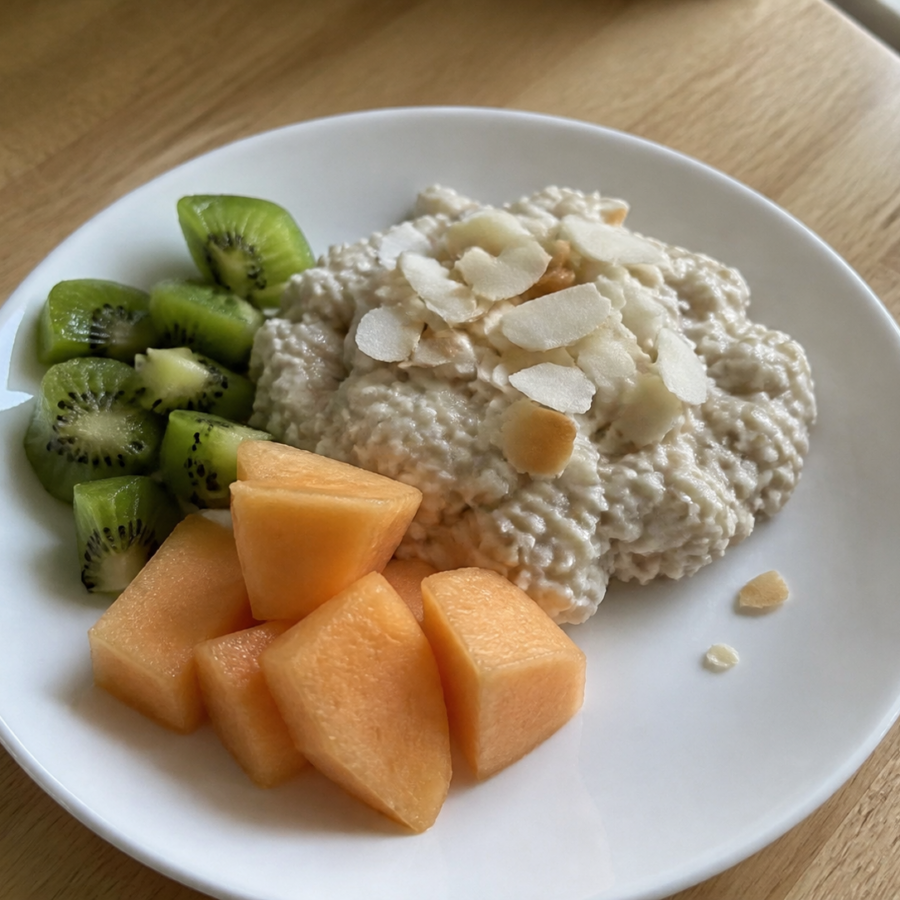 Tropikalna owsianka na płatkach górskich, jogurt kokosowy, melon i kiwi