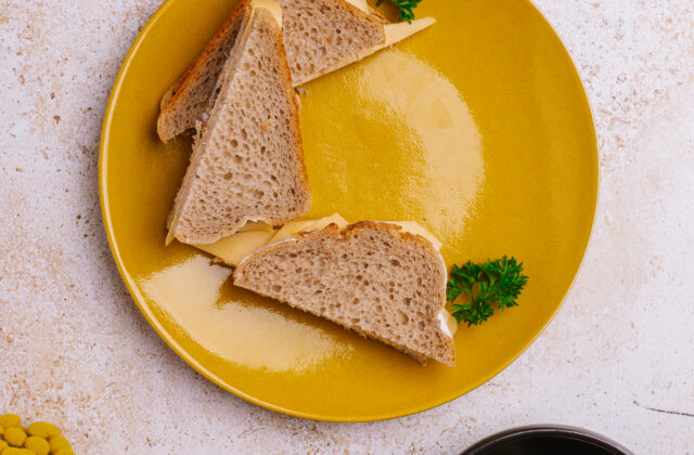 Kanapka żytnia tuna melt z pikantną pastą z tuńczyka i serem cheddar, ogórki kiszone