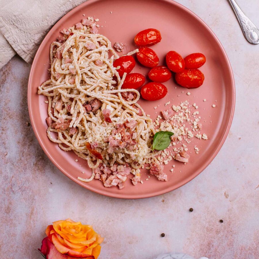Spaghetti carbonara z boczkiem i parmezanem, pomidorki z pieca
