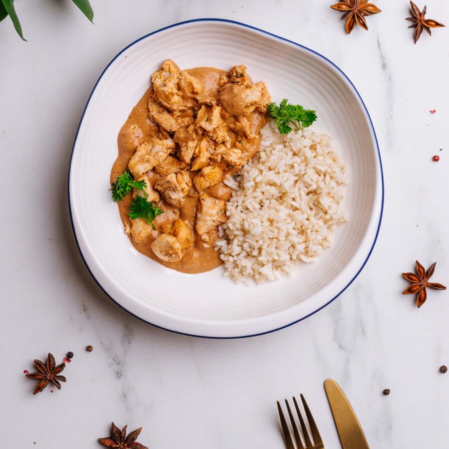 Butter chicken z garam masala, ryż brązowy