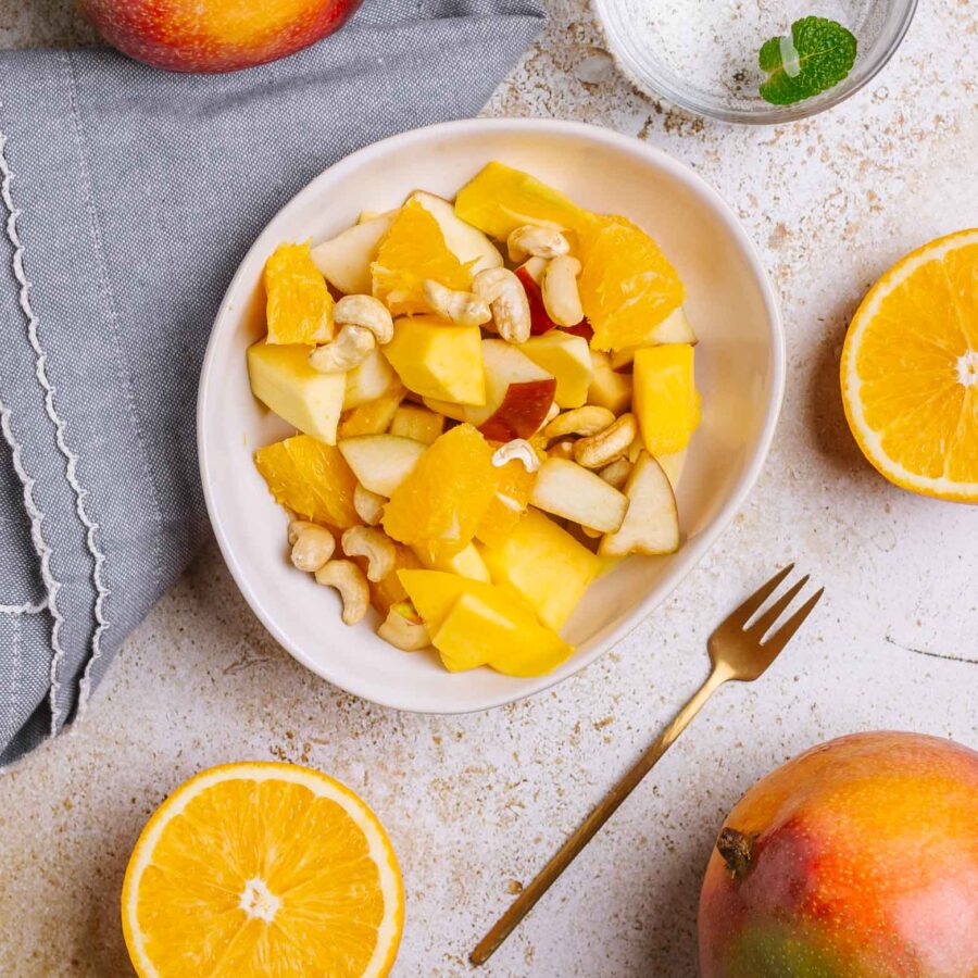 Sałatka owocowa: jabłko, pomarańcza, mango, orzechy nerkowca