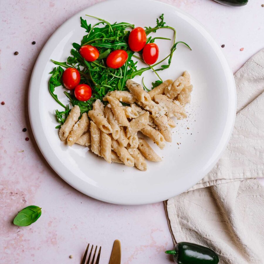 Pełnoziarnisty makaron mac and cheese z cheddarem, parmezanem i jalapeno