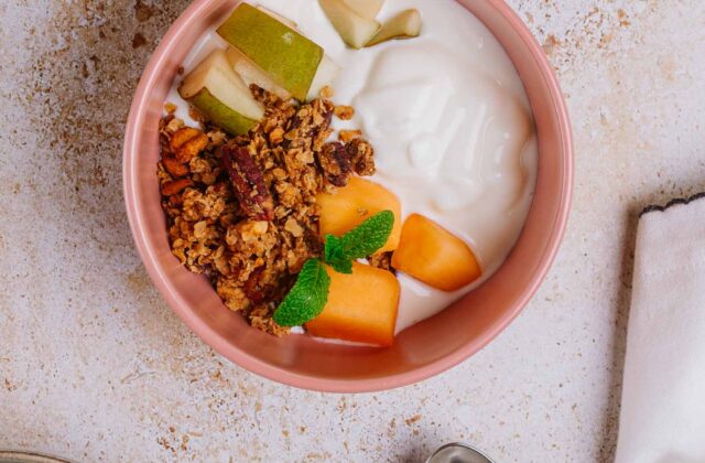 Musli z orzechami pekan i nerkowcami, jogurt naturalny, gruszka z melonem