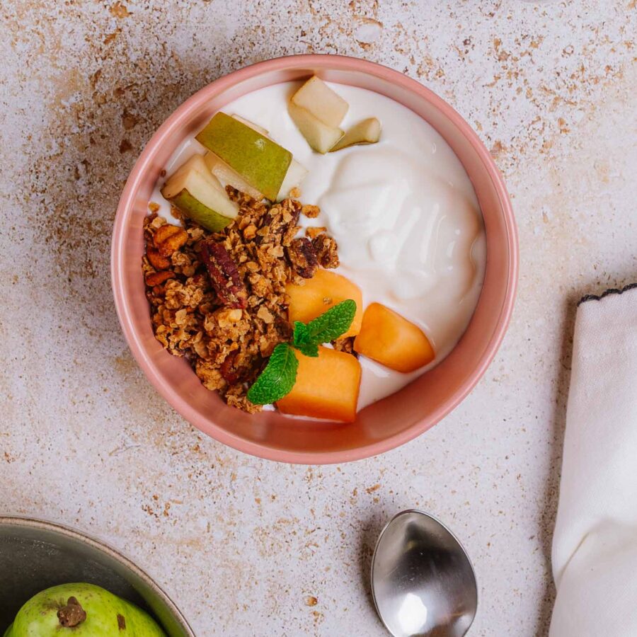 Musli z orzechami pekan i nerkowcami, jogurt naturalny, gruszka z melonem