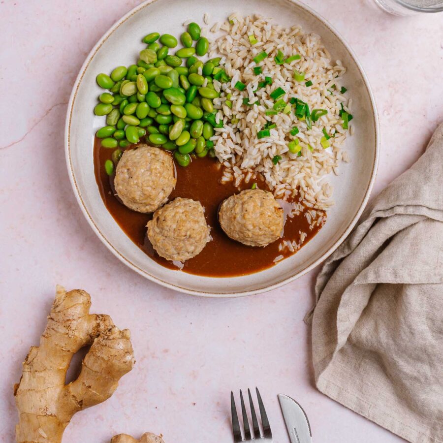 Japońskie kotleciki Tsukune z kurczaka z imbirem i sezamem, ryż brązowy, fasolka edamame z solą