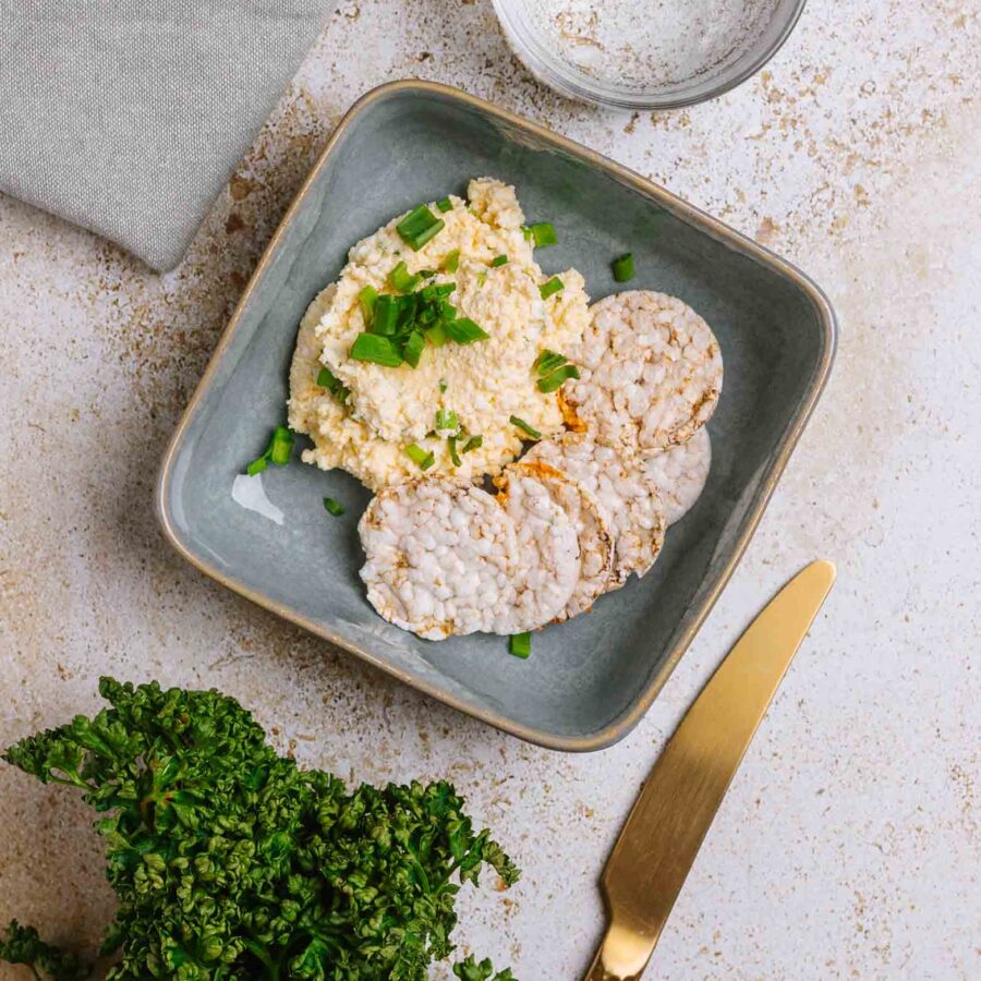 Pasta jajeczna ze szczypiorkiem, wafelki gryczane