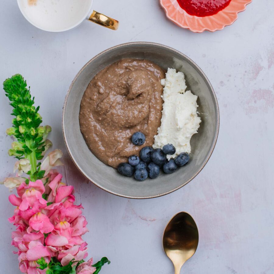 Owsianka tiramisu z kawą i kakao, krem mascarpone, mus malinowy