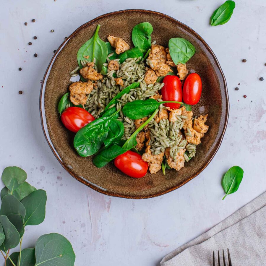 Sałatka z pełnoziarnistym orzo w pesto bazyliowym, kurczakiem, pomidorkami i szpinakiem baby