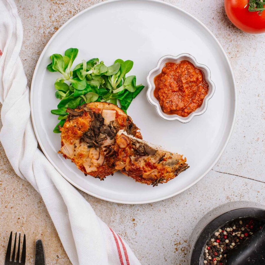 Mini pizza na pełnoziarnistym spodzie z pieczarkami, szynką i serem mozzarella, sos pomidorowy bez cukru