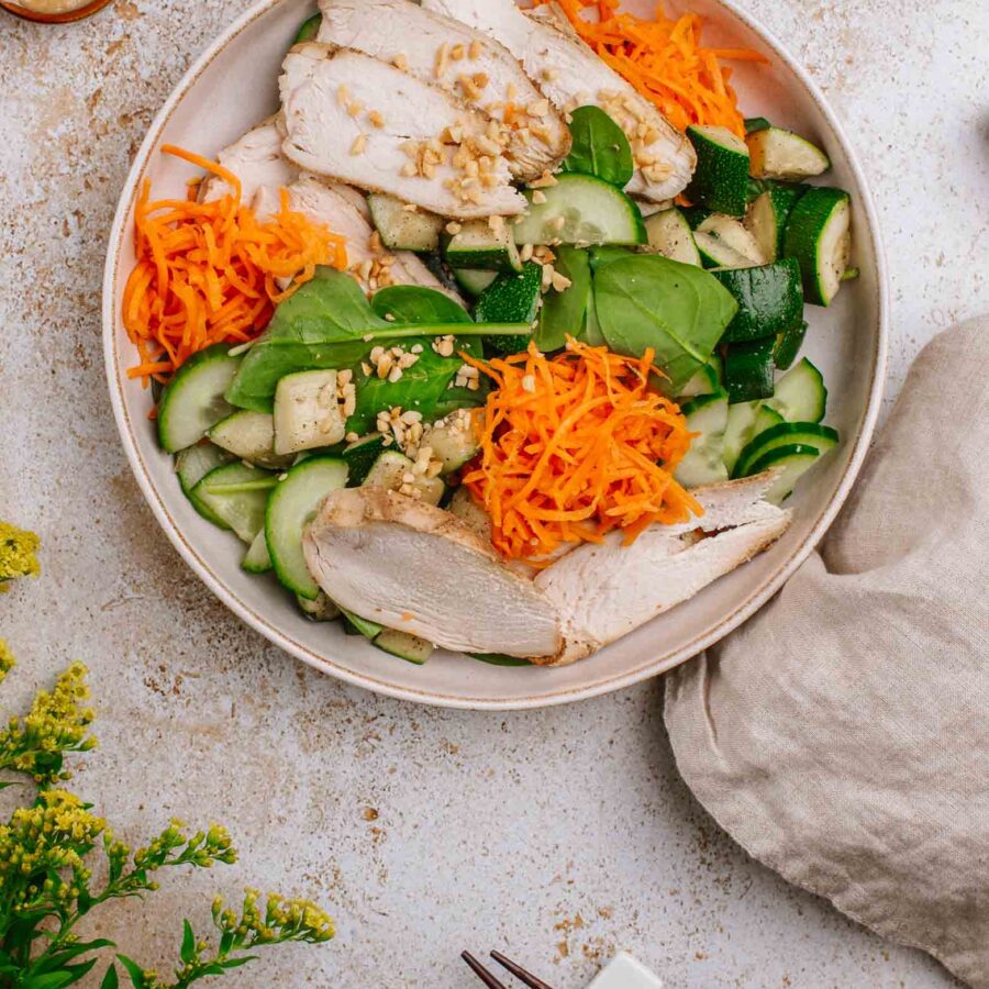 Azjatycka sałatka z kurczakiem satay, cukinią, ogórkiem i marchewką, orzechowy dressing